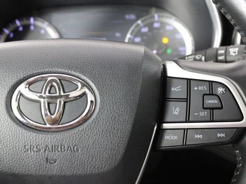 Used 2023 Toyota Highlander XLE FWD image 10
