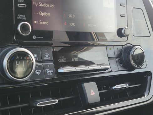 Used 2022 Toyota Highlander XLE image 30