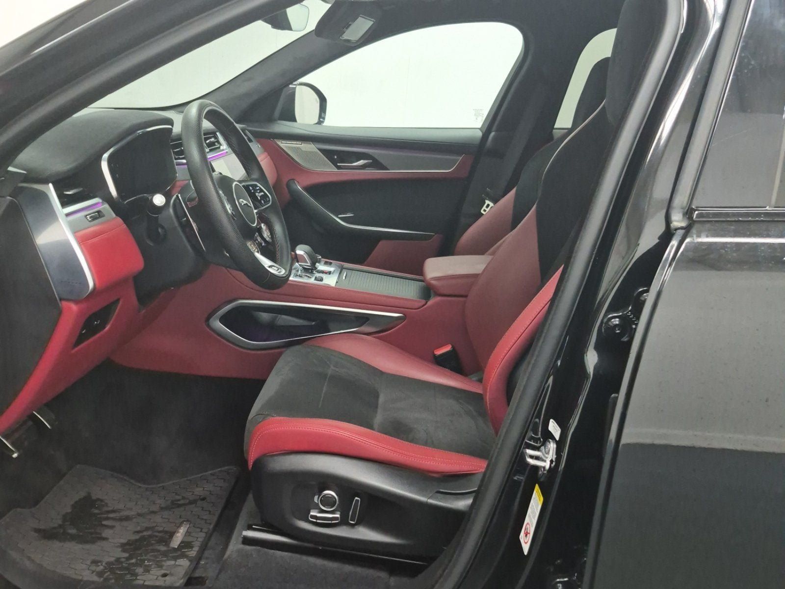 Used 2024 Jaguar F-PACE SVR AWD/4WD image 9