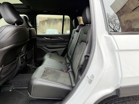 Used 2025 Jeep Grand Cherokee Altitude image 25