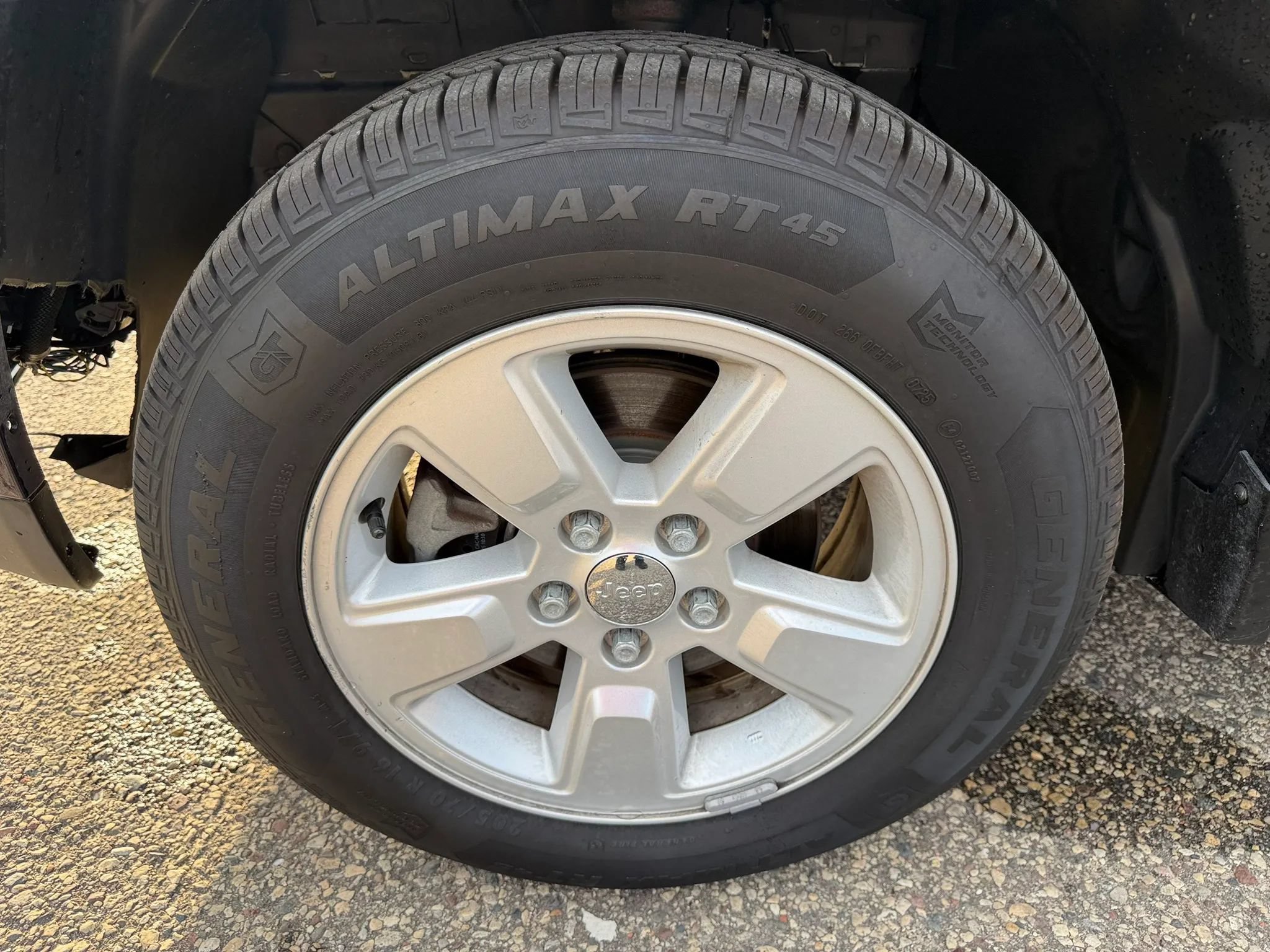 Used 2017 Jeep Compass Latitude FWD image 20