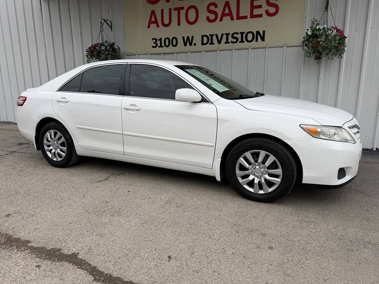 Used 2010 Toyota Camry SE FWD image 2