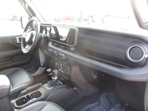 Used 2024 Jeep Wrangler Unlimited Sahara AWD/4WD image 39