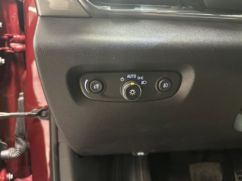 Used 2021 Chevrolet Traverse LT FWD image 18