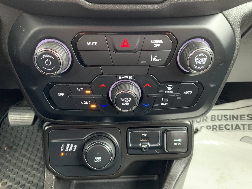Used 2023 Jeep Renegade Latitude AWD/4WD image 26