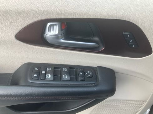 Used 2017 Chrysler Pacifica Limited image 36