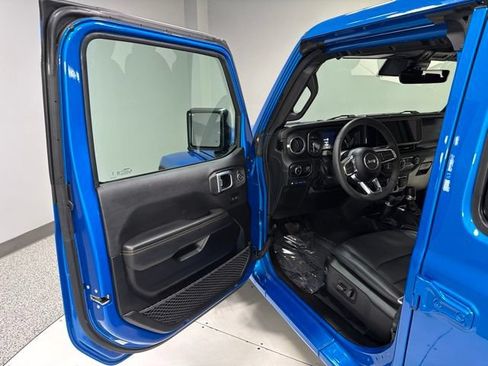 Used 2024 Jeep Wrangler Unlimited Sahara w/ Technology Group AWD/4WD image 10