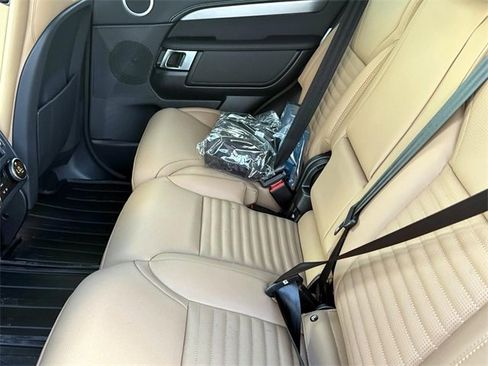 New 2025 Land Rover Discovery Dynamic SE image 12
