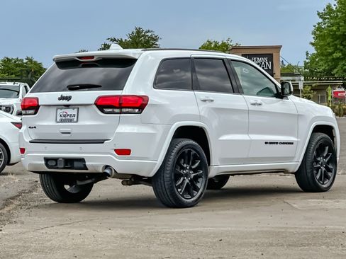 Used 2022 Jeep Grand Cherokee Laredo X AWD/4WD image 3