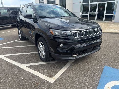 Used 2023 Jeep Compass Latitude w/ Convenience Group AWD/4WD image 3