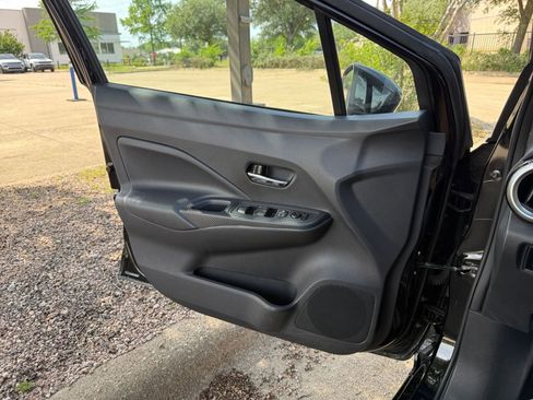Used 2025 Nissan Versa SV FWD image 18