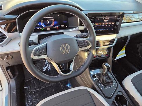 New 2026 Volkswagen Taos SE FWD image 4