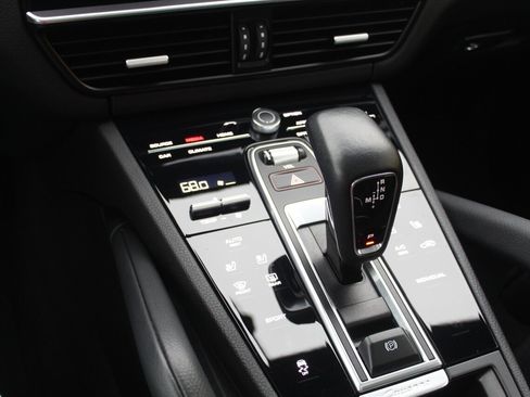 Used 2022 Porsche Cayenne Platinum Edition image 8