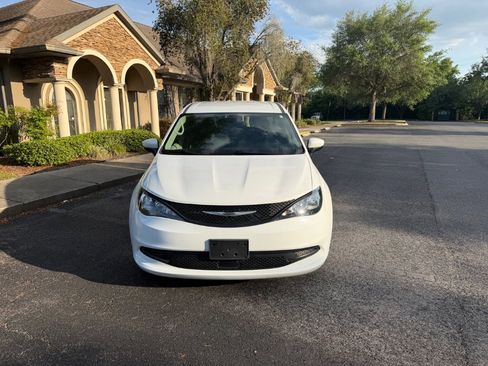 Used 2021 Chrysler Voyager L image 5