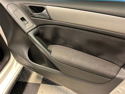 Used 2011 Volkswagen Golf TDI image 10