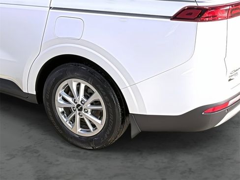 Used 2022 Kia Carnival LX image 9