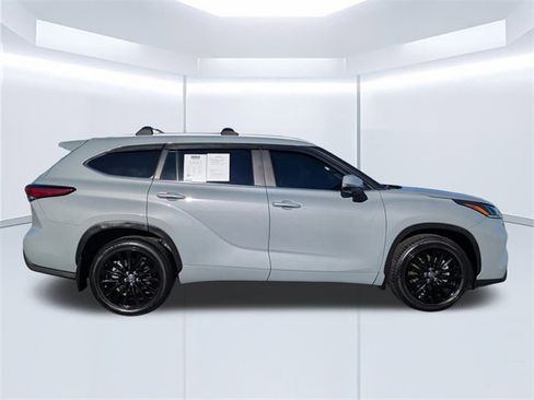 Used 2023 Toyota Highlander Bronze Edition image 3