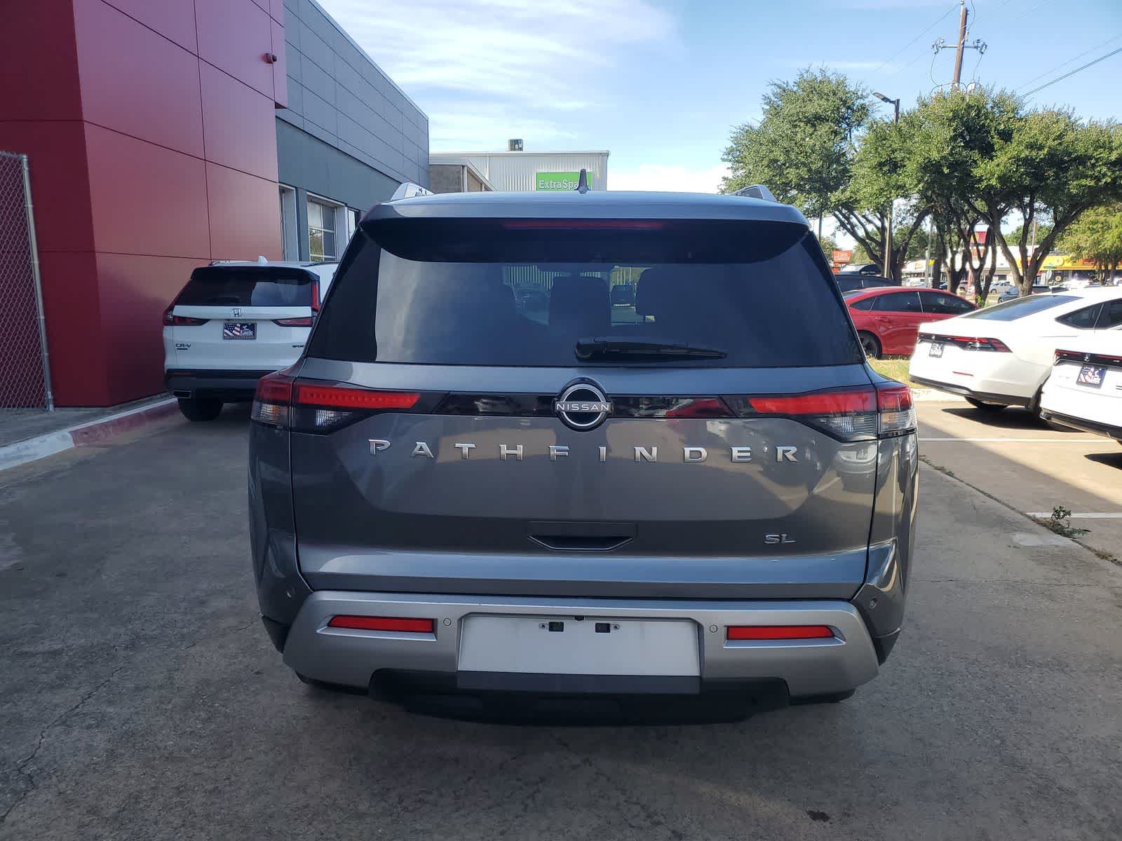 Used 2025 Nissan Pathfinder SL FWD image 5