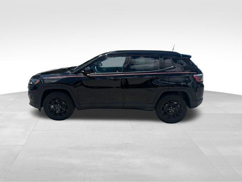 Used 2025 Jeep Compass Latitude w/ Convenience Group AWD/4WD image 3