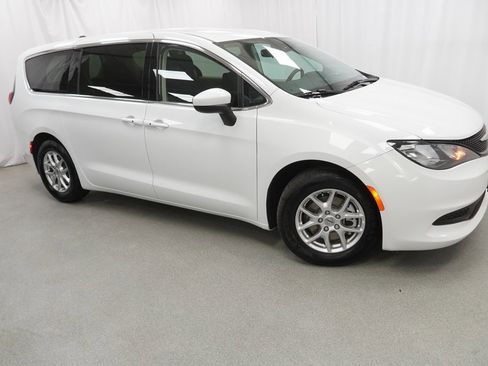 Used 2023 Chrysler Voyager LX image 9