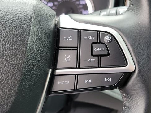Used 2023 Toyota Highlander XLE FWD image 19