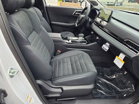 New 2025 Mitsubishi Outlander SE image 4