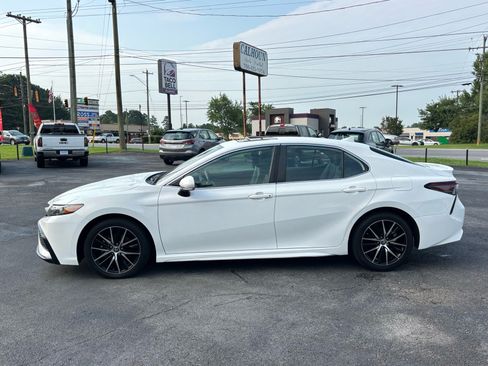 Used 2022 Toyota Camry SE w/ Convenience Package FWD image 4