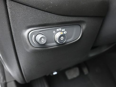 Used 2022 Chevrolet Equinox RS w/ RS Leather Package image 12