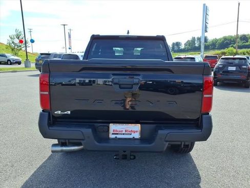 Used 2025 Toyota Tacoma SR w/ SR Upgrade Package AWD/4WD image 7