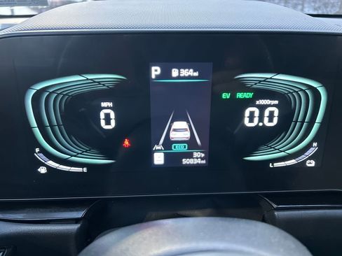 Used 2023 Kia Niro SX Touring image 9