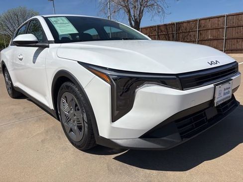 Used 2025 Kia K4 FWD image 2