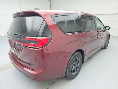 Used 2023 Chrysler Pacifica Touring-L w/ S Appearance Package FWD image 9