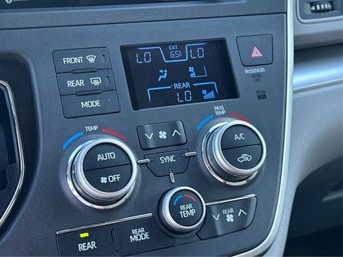 Used 2020 Toyota Sienna LE image 41