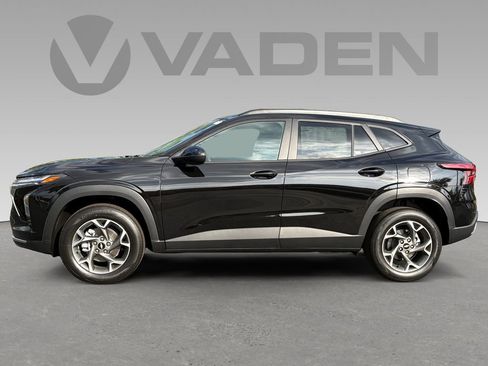 Used 2025 Chevrolet Trax LT w/ LT Convenience Package FWD image 7