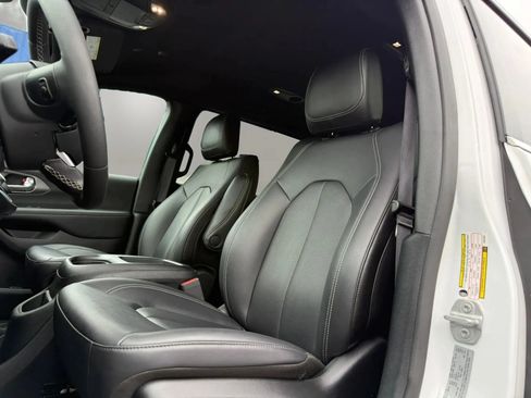 Used 2025 Chrysler Pacifica Select FWD image 10