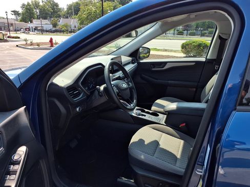 Used 2022 Ford Escape SE w/ SE Sport Appearance Package FWD image 21