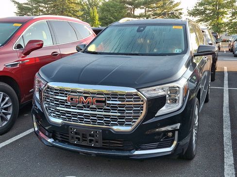Used 2023 GMC Terrain Denali w/ Denali Premium Package AWD/4WD image 2