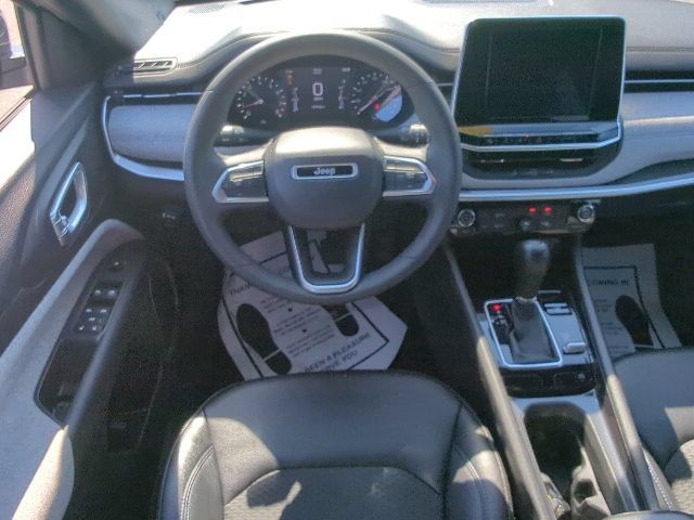 Used 2025 Jeep Compass Latitude AWD/4WD image 7