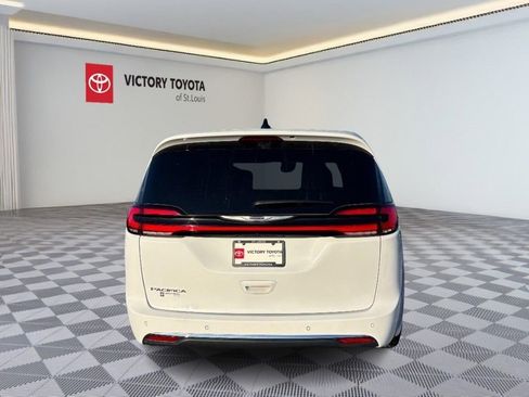 Used 2025 Chrysler Pacifica Select FWD image 5
