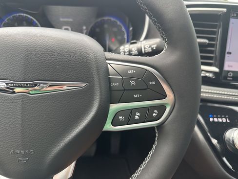 New 2025 Chrysler Pacifica Select w/ Uconnect Theater Family Group image 68