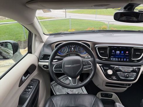 Used 2017 Chrysler Pacifica Touring-L w/ Tire & Wheel Group FWD image 51