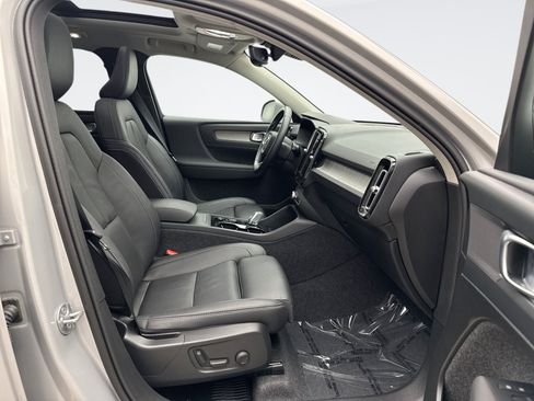 Used 2025 Volvo XC40 B5 Plus AWD/4WD image 18