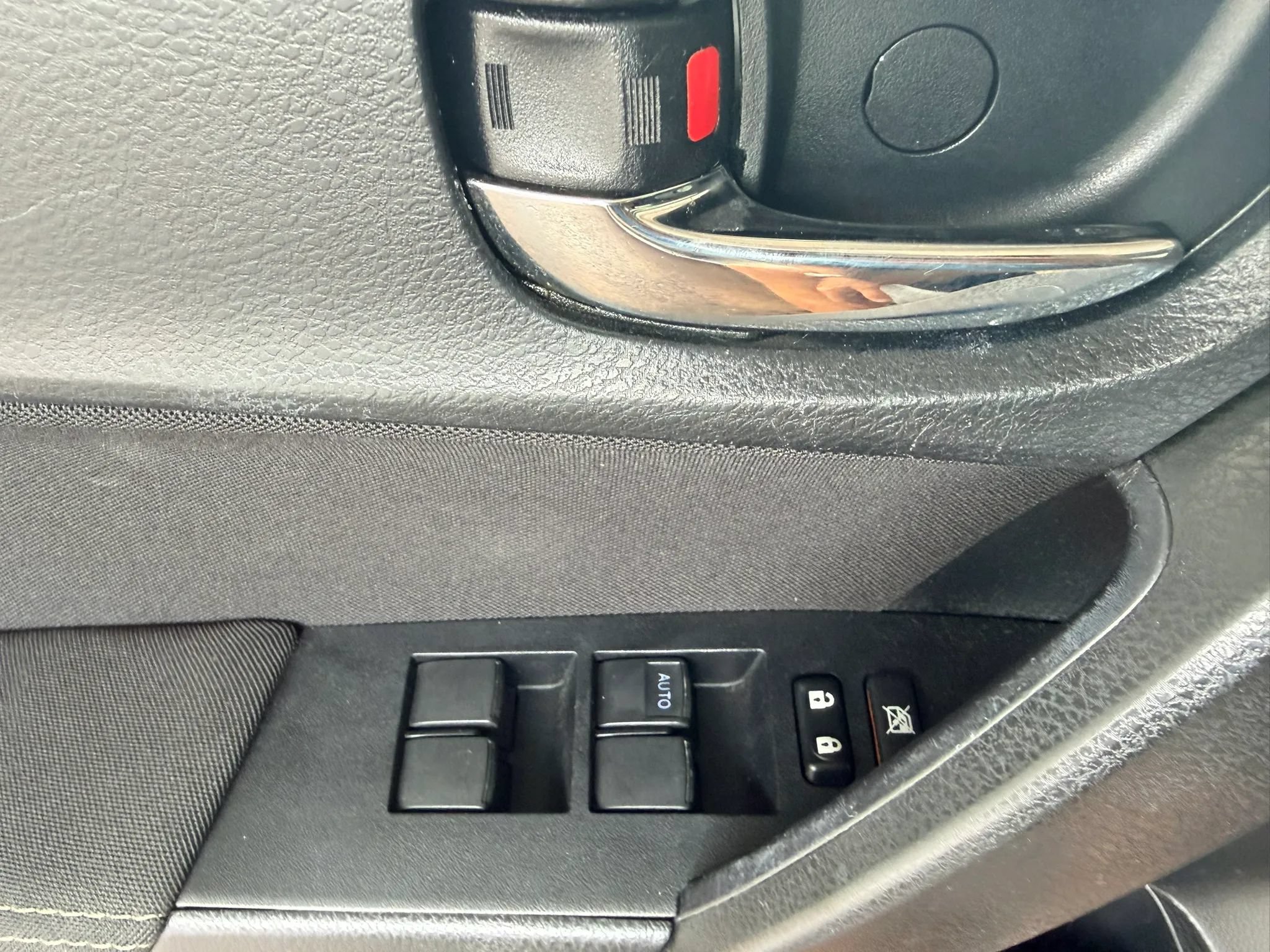 Used 2019 Toyota Corolla LE w/ Carpet Mat Package (TMS) FWD image 17