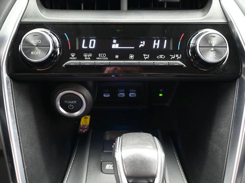 Used 2024 Toyota Venza LE AWD/4WD image 34