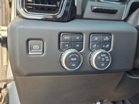 Used 2023 GMC Sierra 1500 AT4 w/ AT4 Premium Package AWD/4WD image 37