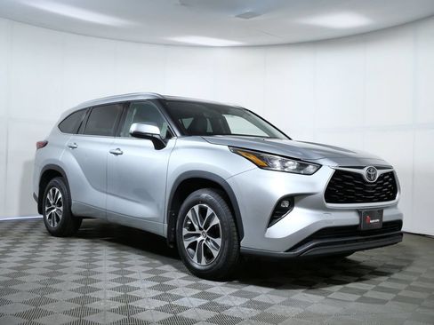 Used 2020 Toyota Highlander XLE AWD/4WD image 1