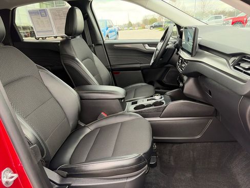 Used 2025 Ford Escape SE w/ Class II Trailer Tow Package image 12
