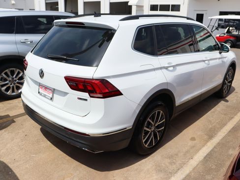 Used 2020 Volkswagen Tiguan SE w/ Panoramic Sunroof Package AWD/4WD image 11