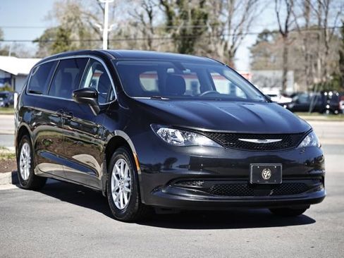 Used 2022 Chrysler Voyager LX FWD image 12