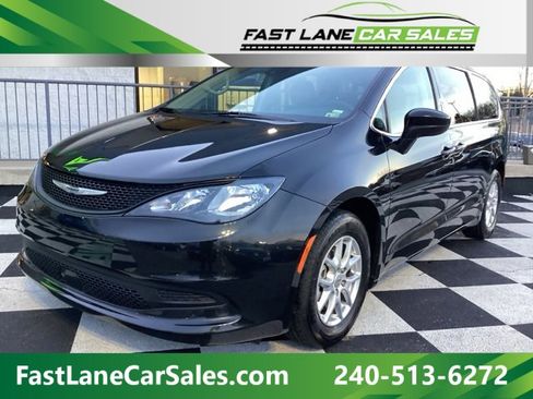 Used 2023 Chrysler Voyager LX image 1